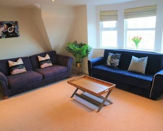 The Ilkley Penthouse with Parking - Ilkley - Living room