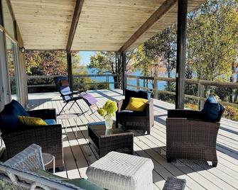 Oceanfront 1980's Contemporary . Serene. Pet friendly. Private beach. Sleeps 4. - Surry - Balcón