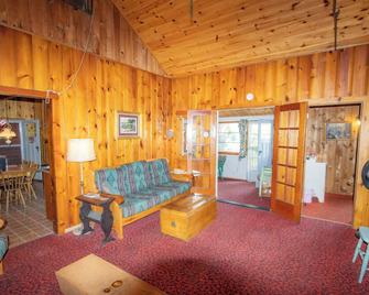 Beautiful 2 bdrm cottage with fireplace and a view in Minden Hills-Pet Friendly! - Minden - Living room