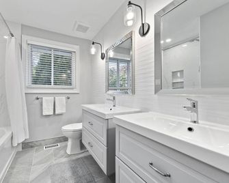 Luxurious and Cheerful House in Monopoly Subdivision - Amherstburg