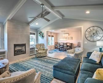 Coastal Getaway by Pebble Beach and Redwoods! - Crescent City - Living room