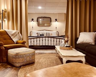 Tranquil Wooded King Bed Suite Close to Everything - Cleveland - Living room