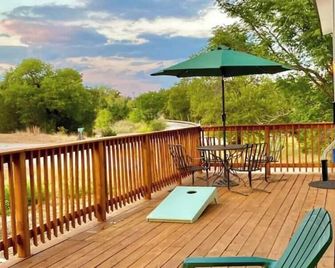 Three bedroom house near Main St. in Bandera, TX - Bandera - Balkon