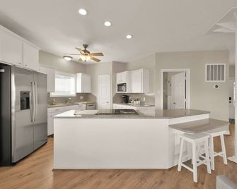 Waterfront Lighthouse with Large Dock for a Great Family Getaway - Livingston - Cocina