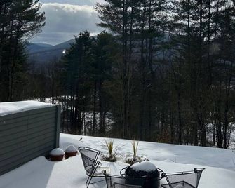Private 2-bedroom condo with mountain views in charming Dorset, Vermont. - Dorset - Balcony