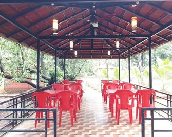 Red Roof Farmhouse - Chiplūn