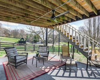 Rustic Cowboy Ranch Retreat: Stay Near Nashville - Antioch - Patio