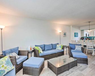 Ponce Inlet Condo with Beach and Pool Access! - Ponce Inlet - Living room