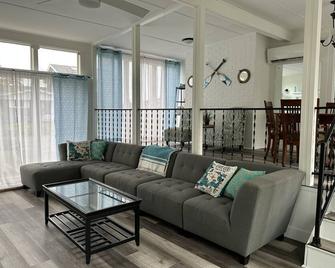 Beautiful House in Hyannis Harbor! Perfect Location & Beach Pass! - Hyannis - Living room