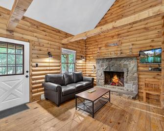 Peaceful and Private Delaware Riverfront Log Cabin. - Milford - Living room
