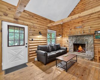 Peaceful and Private Delaware Riverfront Log Cabin. - Milford - Huiskamer