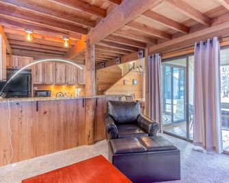 Ranc16 - Cozy Cabin, Community Pool - Sunriver - Living room