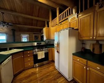 Silverwolf Log Chalet Resort - Coram - Cuisine
