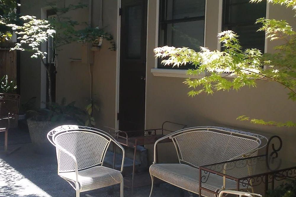 Private room, private entrance in a redwood grove setting - ברלינגיים - פטיו