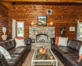 Ellie's Log Cabin with Beautiful Mountain Views - Front Royal