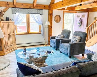 Mermaid Cottage - Dennis - Living room