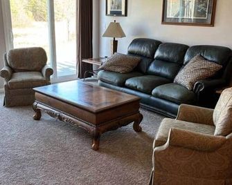 Rum River Retreat! Clean & Cozy on 15 acres! - Cambridge - Living room