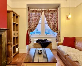 Tern Cottage by inspirestays.com - a cottage that sleeps 4 guests in 2 bedrooms - Bognor Regis - Living room