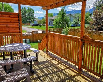 2 Bedroom Private Home, Near Fairmont & Lussier Hotsprings, Columbia Lake, Whiteswan Park - Canal Flats - Balcony