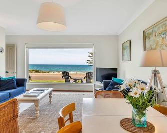 10 Bridge Tce - Beachfront - Victor Harbor - Living room