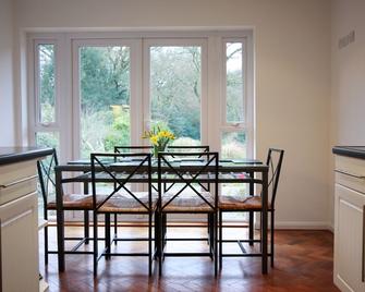 Abacus Bed and Breakfast - Camberley - Dining room