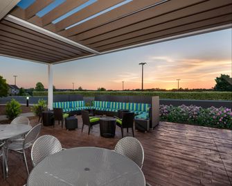 Home2 Suites by Hilton Charlotte University Research Park - Charlotte - Binnenhof