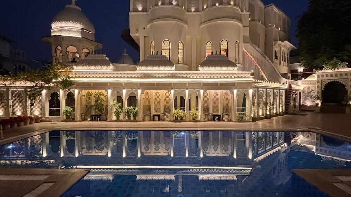 Swaroop Vilas - Lake Facing Boutique Hotel