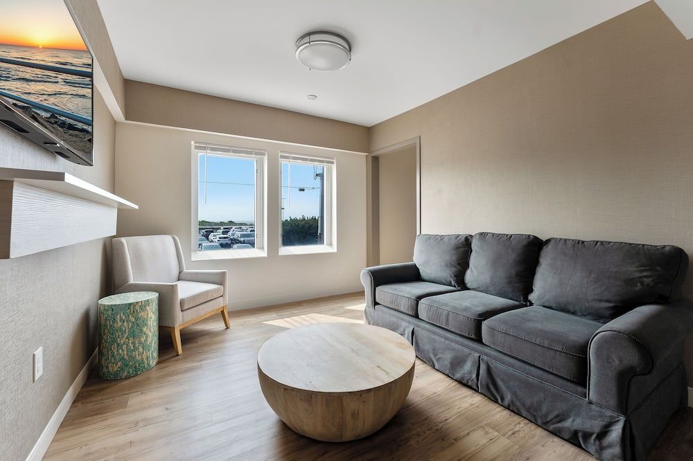 Oceanic Hotel & Barefoot Tiki Bar - Wildwood