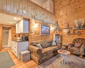 Pet-Friendly Adirondack Cabin W/ On-Site Lake - Saranac Lake - Living room