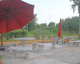 梅里特套房飯店 - 博蒙特(德克薩斯州) - 天井