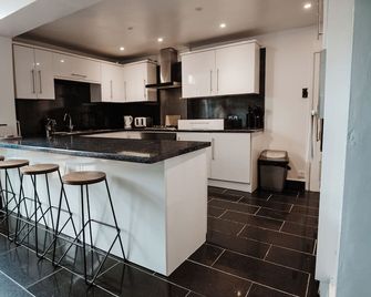 2 Bed House Sleeps 4 -Private Garden -Free Parking - Bury - Kuchyň