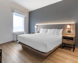 Comfort Inn and Suites Newark Liberty International Airport - Newark - Slaapkamer