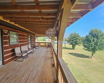 Cozy 1-bedroom lodge in tranquil LaFayette with AC - LaFayette - Balcony