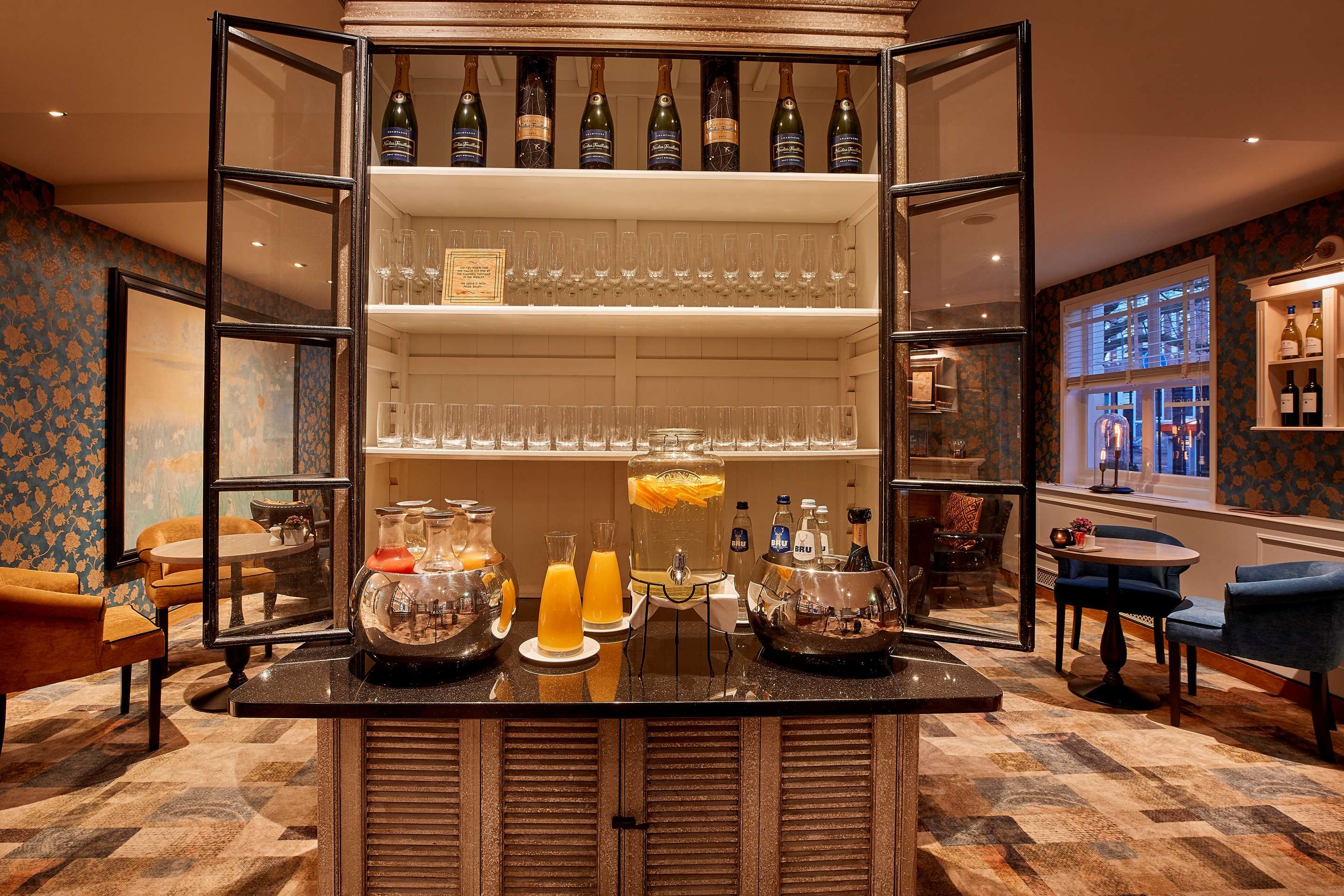 Carlton Ambassador - האג - בר