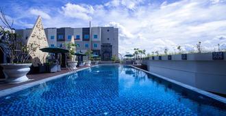 宜必思日惹阿迪蘇西比托酒店 - 日惹 - 游泳池