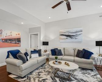 Wow! Downtown Bentonville Condo Just Off The Square & Steps From Everything - Bentonville - Living room