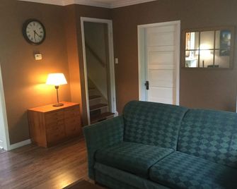 Relaxing Prairie Farm House for Travelers, Birders and Hunters - Herbert - Sala de estar