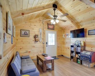Rustic Caledonia Cabin Near State Parks and Boating! - Caledonia - Sala de estar