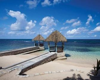 Hermosa Cove Villa Resort and Suites - אוקו ריוס - חוף