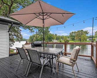 Sunset Point - Spacious 4-bedroom house in Elkhart with WiFi, AC, Swim Spa - Elkhart - Patio