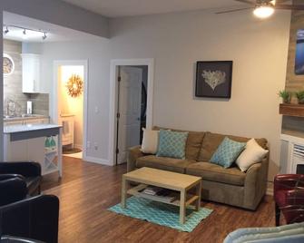 Beautiful 750sqf Private Suite..Spectacular View, Close To Downtown! - Peachland - Living room