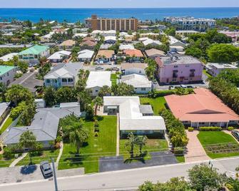Cozy Apartment at The Beach - Lauderdale-by-the-Sea - Building