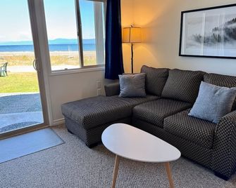 Shorewater Resort Beachfront King Bed St - Qualicum Beach - Living room