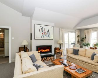 The River House. Avon Valley. Stonehenge (With Fishing) In Salisbury - Salisbury - Living room