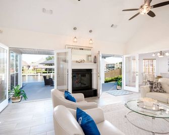 Right Outside of New Orleans - Amazing Family-Friendly 4BR Waterfront Home - Slidell - Living room