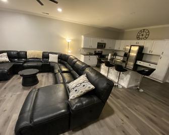 Franklin St Loft - Evansville - Living room