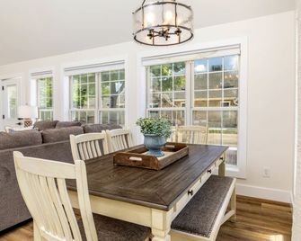 Tranquil Mountain Escape Luxurious 2 Bedroom 2 Bath Cottage on 9 Acres - Maryville - Dining room