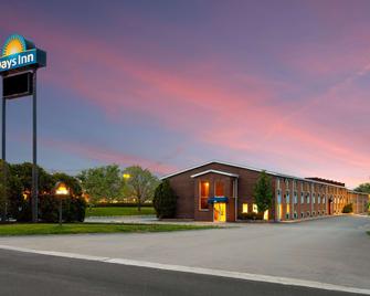 Days Inn by Wyndham Rockford I-90 Casino District - Rockford - Building