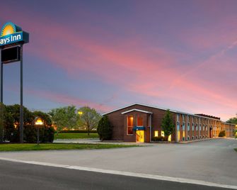 Days Inn by Wyndham Rockford I-90 Casino District - רוקפורד - בניין