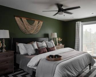 Lakeside Escape W/Hot Tub & King Bed Comfort - Alpena